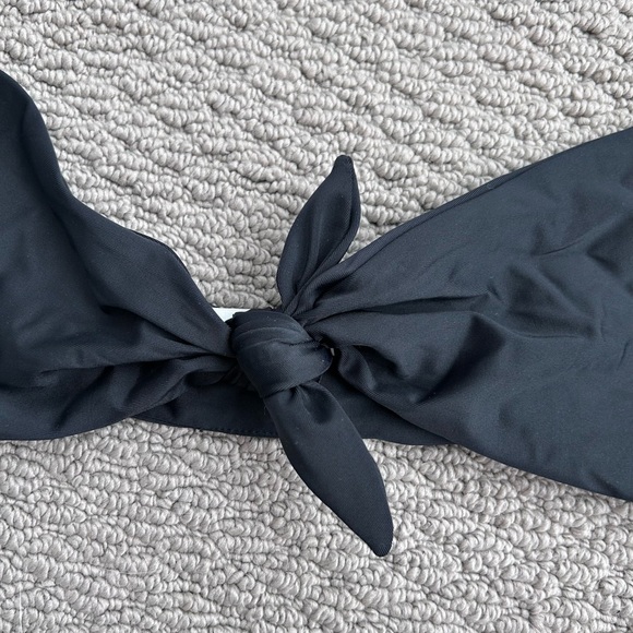 Reformation Hermosa Bikini Top
Small
Black
Front Tie
Adjustable
Classic
Beach - Picture 3 of 7